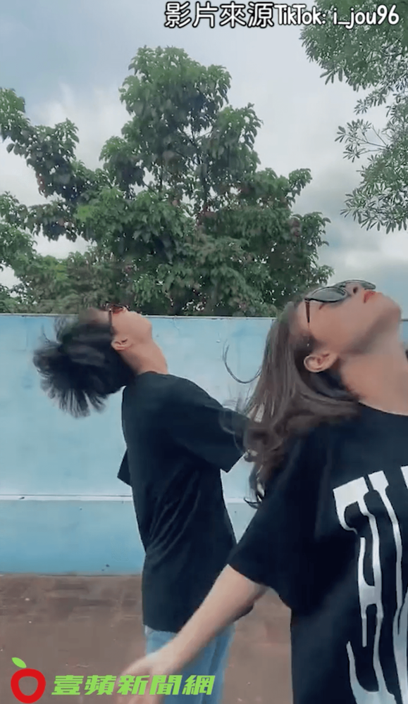 戴上墨鏡跳舞,甜美升級。