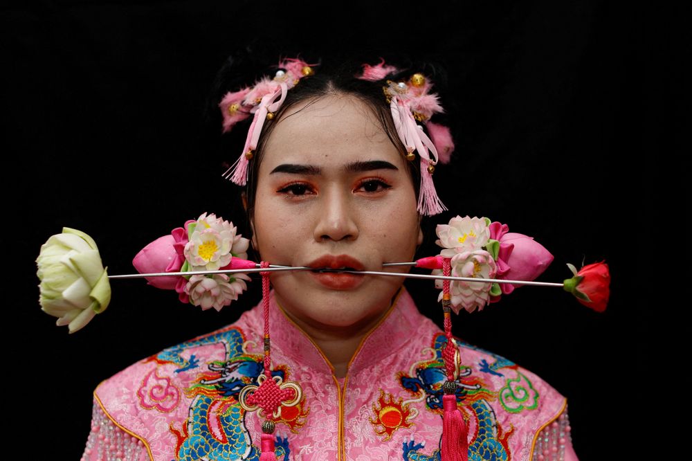 乩童臉頰穿孔均由宮廟專人執行，並非隨意亂刺。路透社