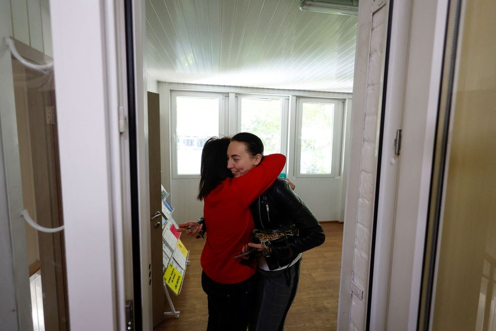 「公民自由中心」員工7日得知獲得諾貝爾和平獎，開心擁抱。路透社