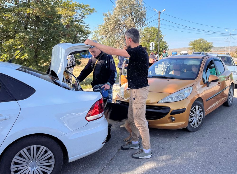 警方仔細檢查後車廂。路透社