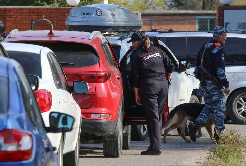 警方對搭乘渡輪的車輛加強搜索，確保未攜帶爆裂物或危險物品。路透社