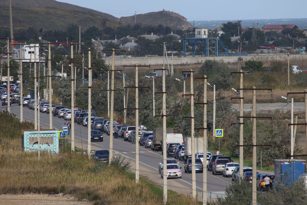 8日準備搭乘渡輪離開克里米亞的汽車，大排長達。路透社