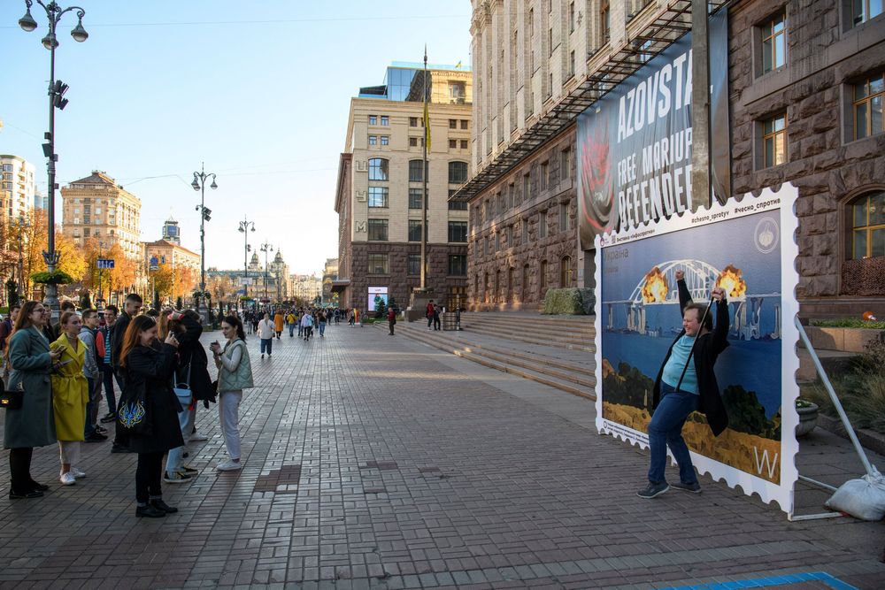 民眾大排長龍等候拍照。路透社