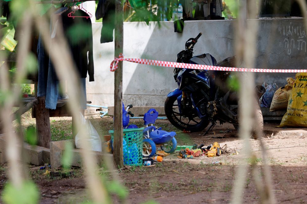 發生大規模槍擊慘案的泰國幼兒園一角還停著一輛兒童三輪車。路透社