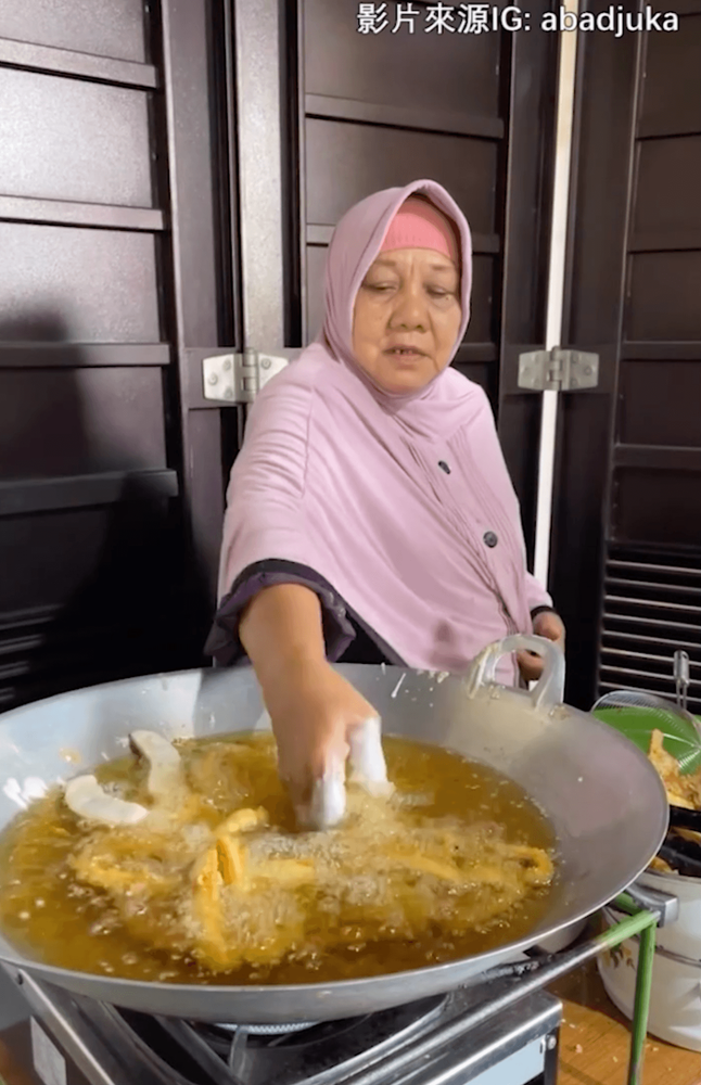 等等，怎麼連手指頭都下鍋了！