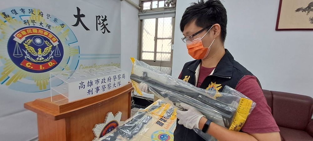 警方查扣火力強大的美制M203榴彈槍1把。讀者提供