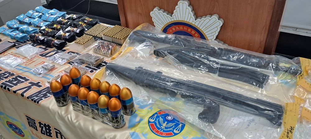 高市刑大偵四隊查獲槍彈及毒品一批。讀者提供