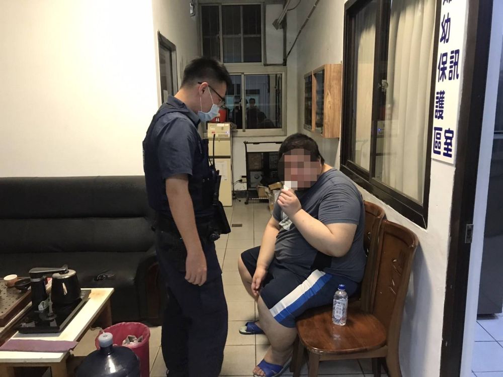 蔡男在派出所休息。大園警分局提供