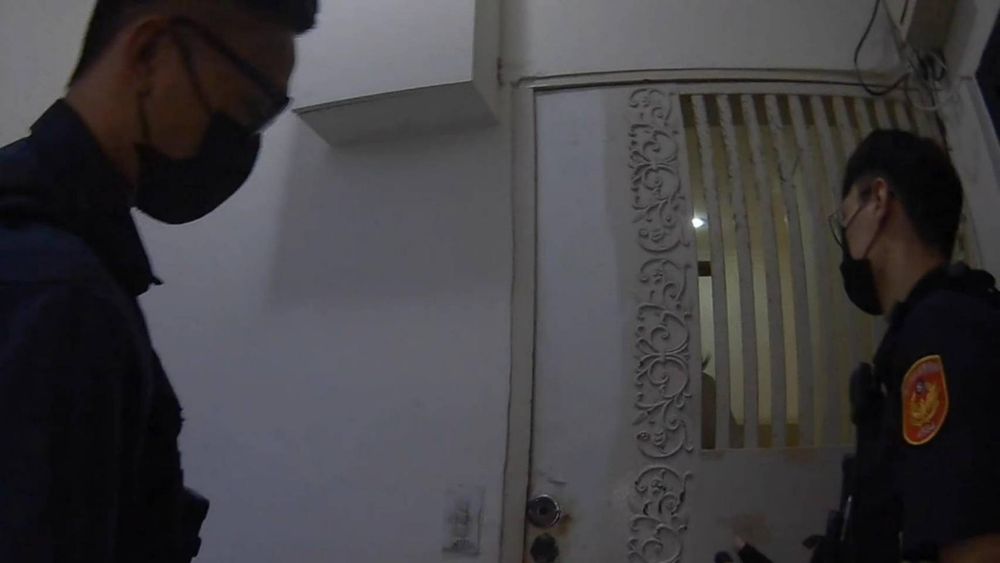 警方挨家挨戶找尋謝女的租屋處。翻攝畫面