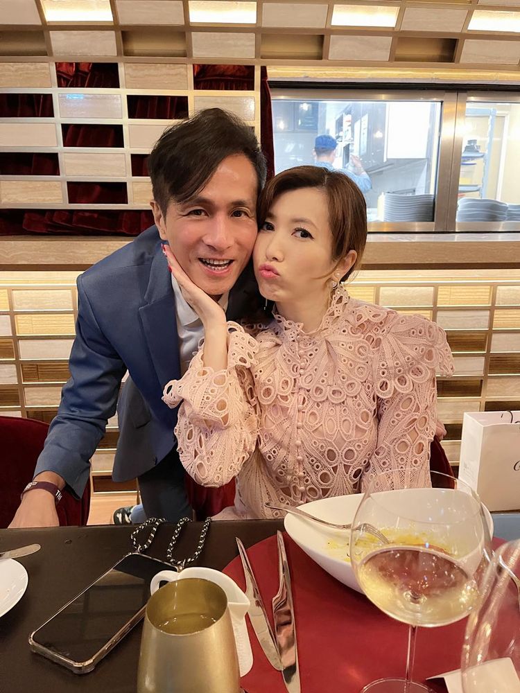 廖家儀(右)和香港太古集團總裁陳世傑結婚13年。翻攝廖家儀臉書