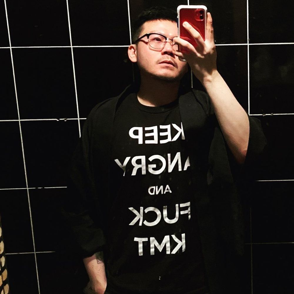 身揹3條通緝案的大馬歌手丘沁偉,如今又涉及毒品案。翻攝丘沁偉臉書