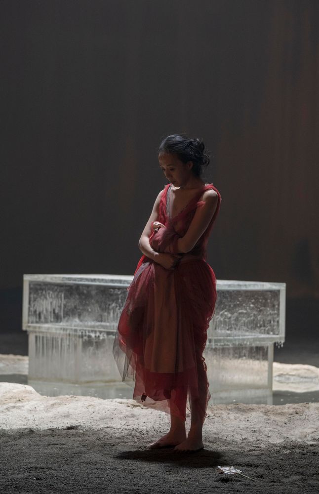 《我心我行》電影前段以融合中西的台語唱戲融合歌劇，對著冰棺詠嘆出許芳宜舞者的一生。三乘影像事務所提供