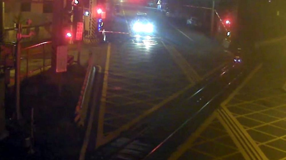 老翁駕電動車誤闖平交道，民眾驚呼：太危險啦！警方提供