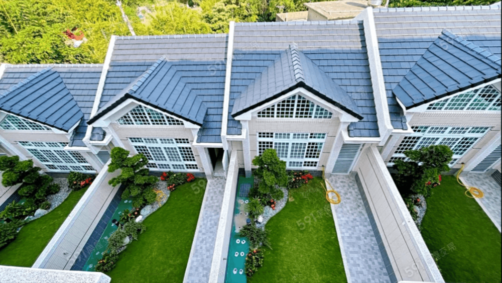 該案特色是大地坪的電梯別墅，有景觀、中庭花園。翻攝591