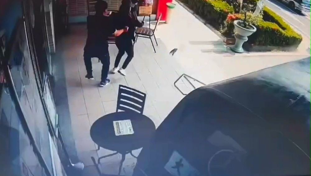 坐在服務中心門前一對男女即時逃開,否則後果不堪設想。民眾提供
