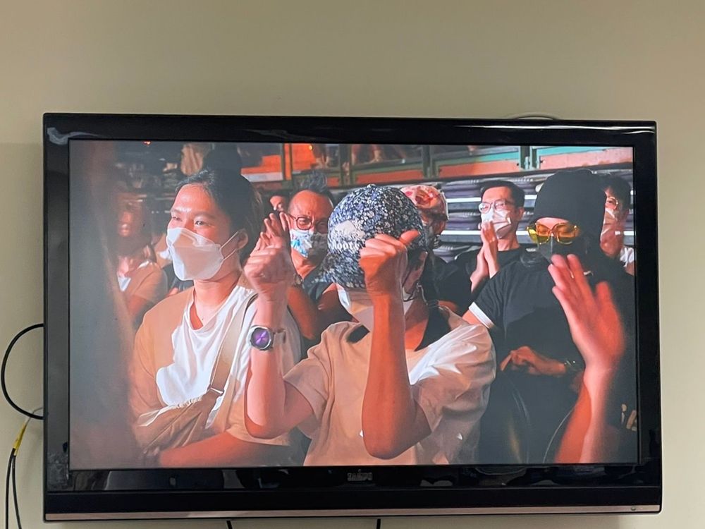 黃嘉千拭淚後比讚回應。林丞偉攝