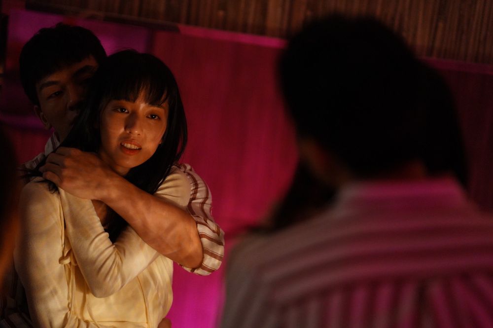 王渝萱（右）在電影中大膽台詞「你會永遠ｘ我嗎？」引熱議。奇葩娛樂提供