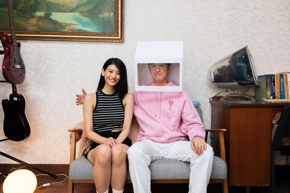 莫凡新（右）戴頭罩化身悲情工具人，為MV中女友做牛做馬。無限延伸提供