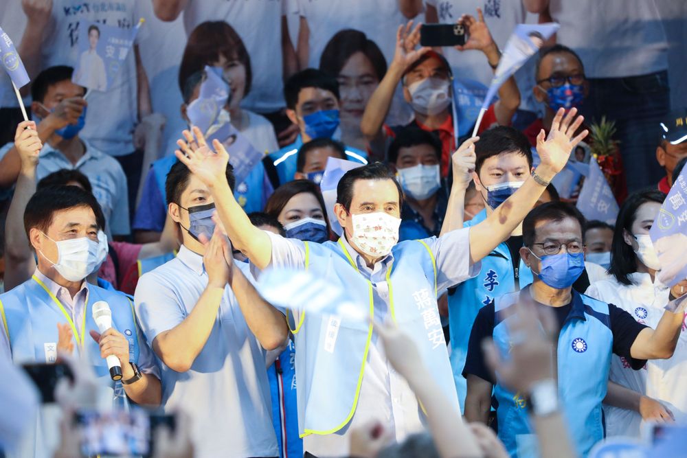 蔣萬安2日舉辦文山區後援會成立大會，前總統馬英九（中）到場相挺。鄭孟晃攝