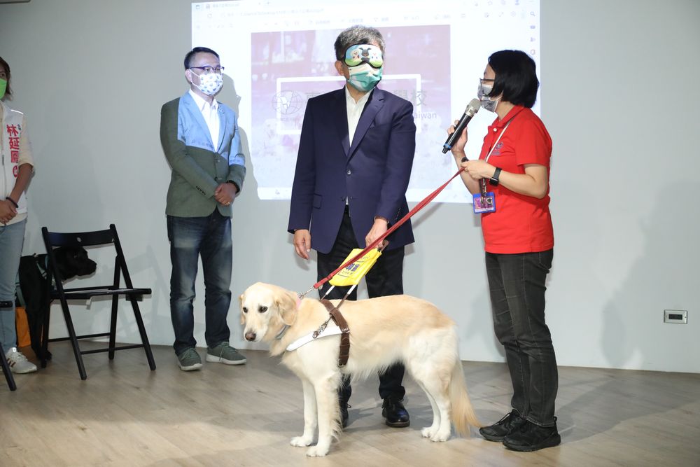 陈时中（中）接受导盲犬Ellie引导。郑孟晃摄