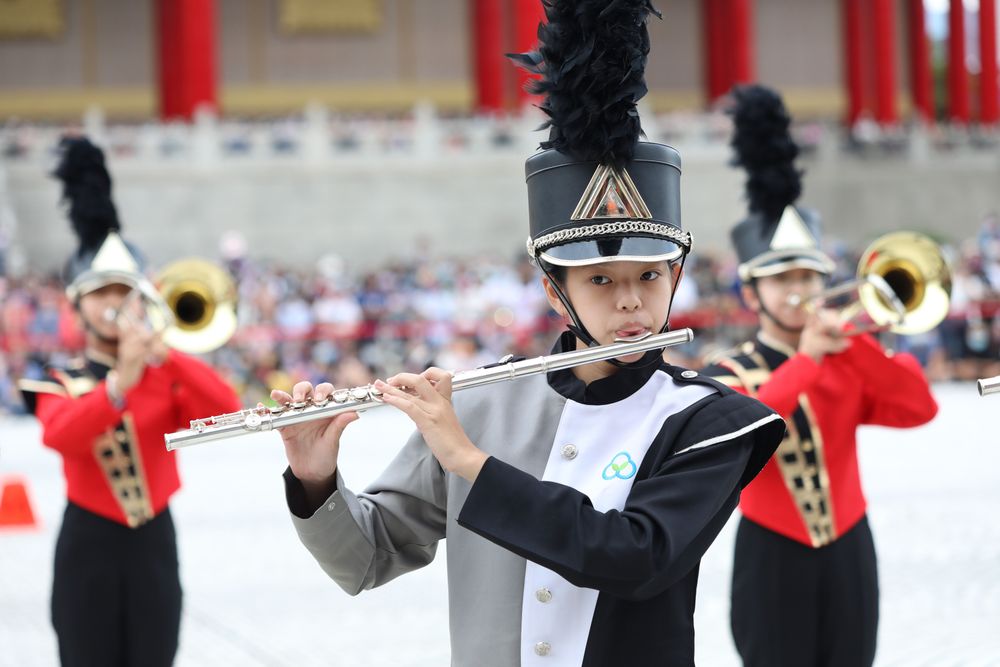 曉明女中管樂隊一邊演奏一邊走位，一展穩健台風。鄭孟晃攝