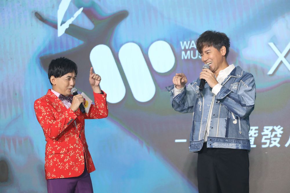 李聖傑（右）與黃子佼分享近況。鄭孟晃攝