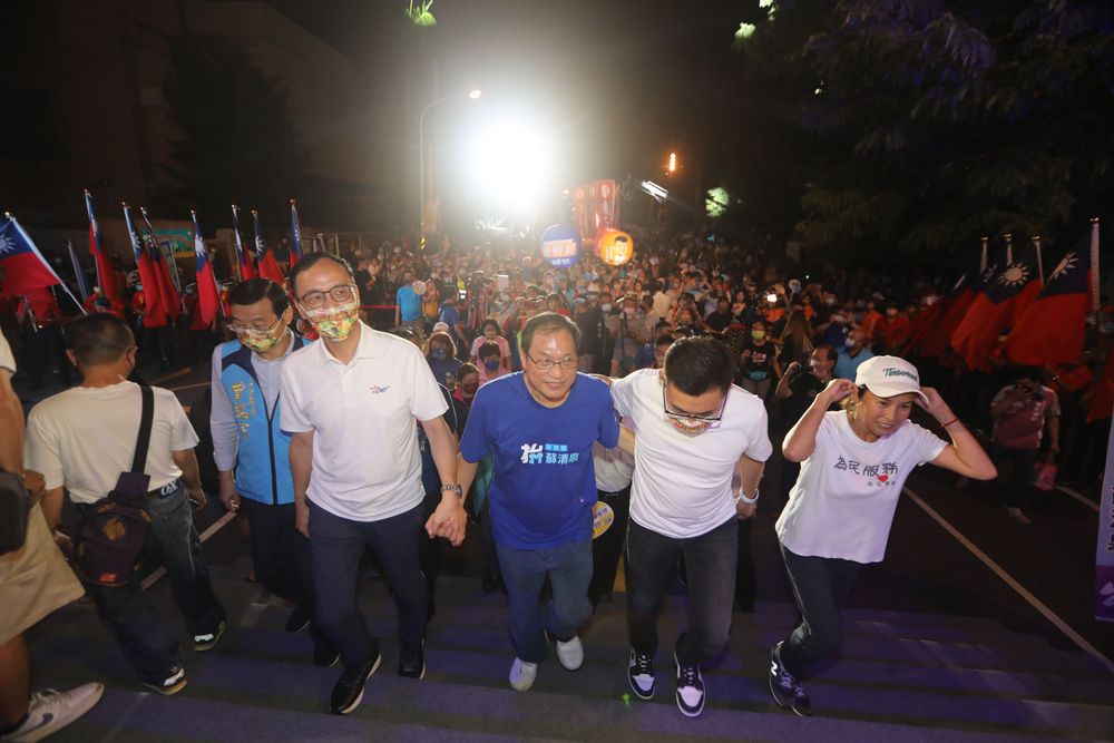 國民黨主席朱立倫帶領蘇清泉上台。羅琦文攝