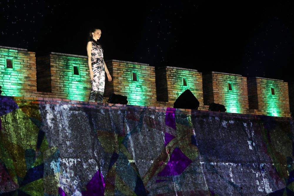 百年古城打上光雕秀，時空穿梭，驚艷全場。羅琦文攝