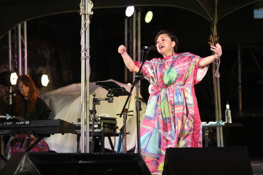 夏川里美開心帶觀眾跳沖繩民俗舞蹈。羅琦文攝