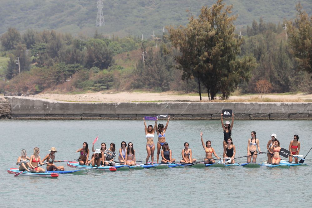 24日、25日在海口港的免費SUP體驗，為30日登場的滿州佳樂水國際衝浪嘉年華暖身。羅琦文攝