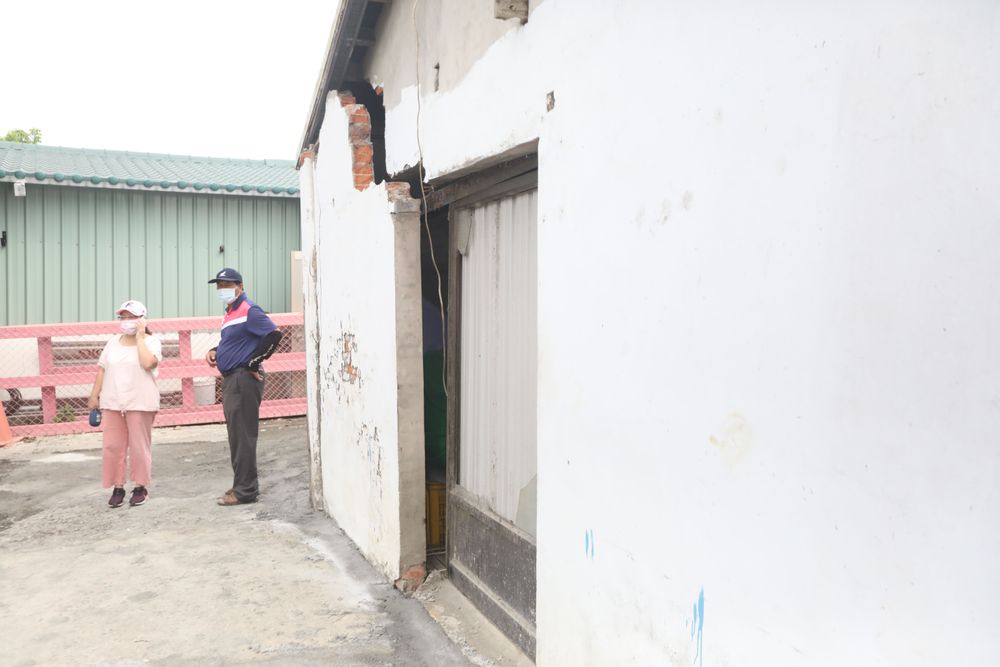 振興村有許多房屋被震裂。羅琦文攝