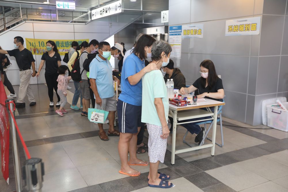 縣府統計，今天在屏東火車站施打疫苗者，逾6成同時打2種疫苗。羅琦文攝