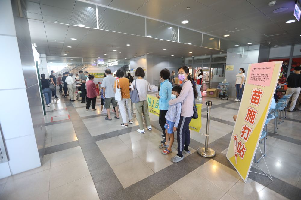 縣府在屏東火車站及175家（含33鄉鎮市衛生所）醫療院所設立疫苗施打。羅琦文攝