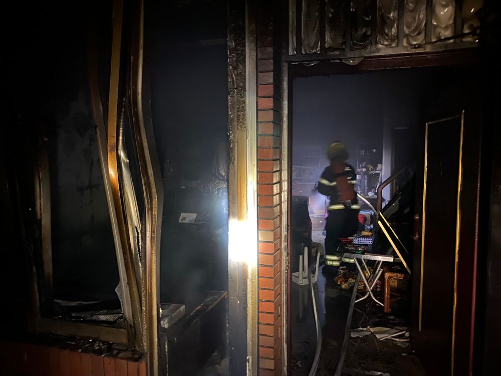 消防人員進入火場搶救，所幸住戶都及時逃生。屏東縣消防局提供