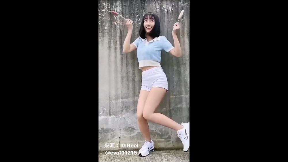 小露出小蠻腰超級性感。