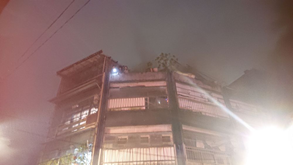 民眾當時受困在公寓頂樓。翻攝畫面
