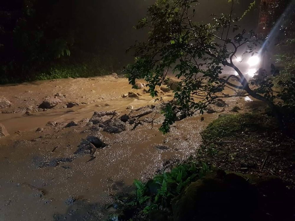 陽金公路「泥流滾滾」畫面曝光!居民疾呼:淹水嚴重,不要再上陽明山。翻攝《莊德明》臉書