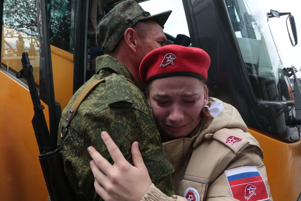 被徵召的後備軍人與親人揮淚道別。法新社