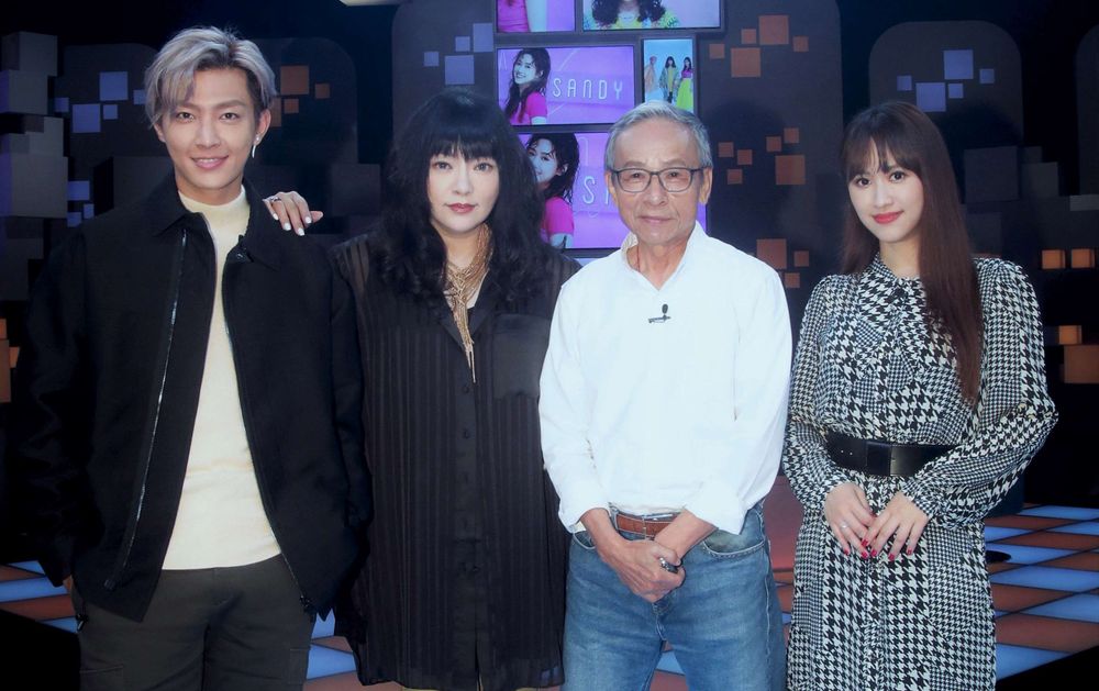 吳念真(右二)上炎亞綸(左起)、唐綺陽、吳姍儒主持公視《36題愛上你》,談工作和生活近況。公視提供