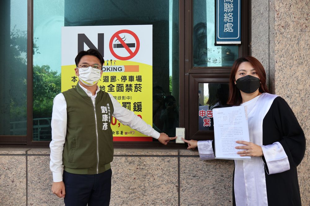 沈慧虹競選辦公室發言人劉康彥，今天（3日）在律師林家琪陪同下，對吳子嘉按鈴提告誹謗罪以及違法《選罷法》。黃羿馨攝