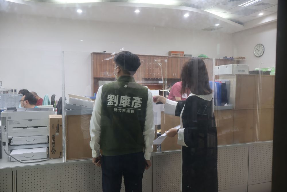 沈慧虹競選辦公室發言人劉康彥，今天（3日）在律師林家琪陪同下到新竹地檢署對吳子嘉提告。黃羿馨攝