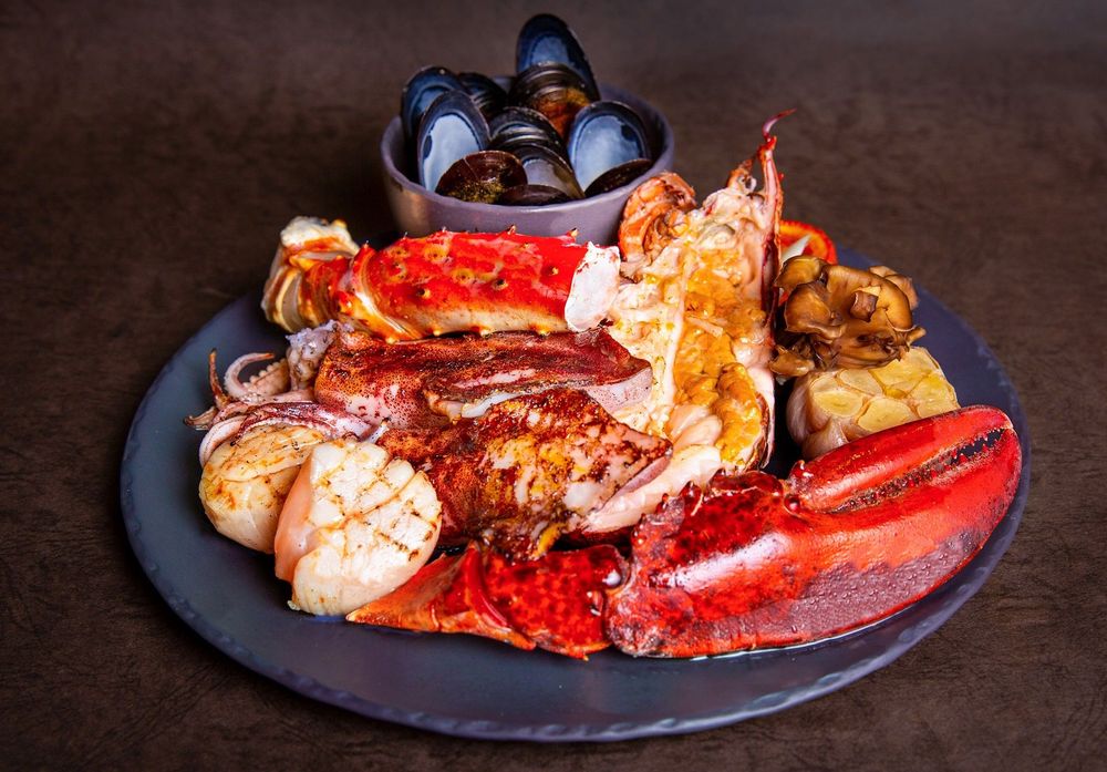 「海鮮盤」每份3780元，嚴選波士頓龍蝦、北海道帝王蟹、墨魚、北海道干貝及貽貝，以海鹽、黑胡椒佐味後直火炙烤而成，再淋上些許檸檬汁，鮮甜海味直端上桌。台北萬豪提供