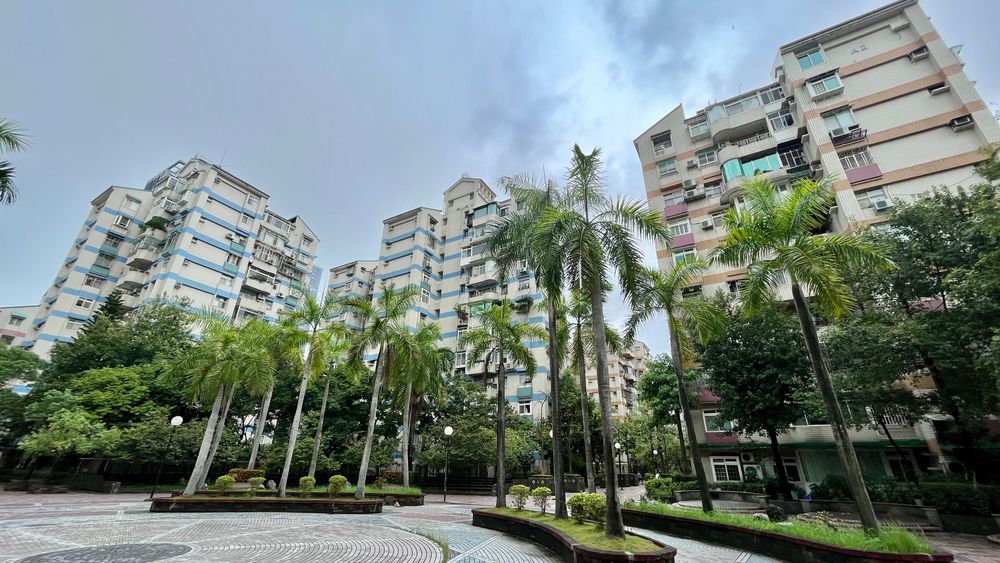 屋齡22年的「大直美堤花園」周遭林立豪宅及五星酒店。陳志淵攝