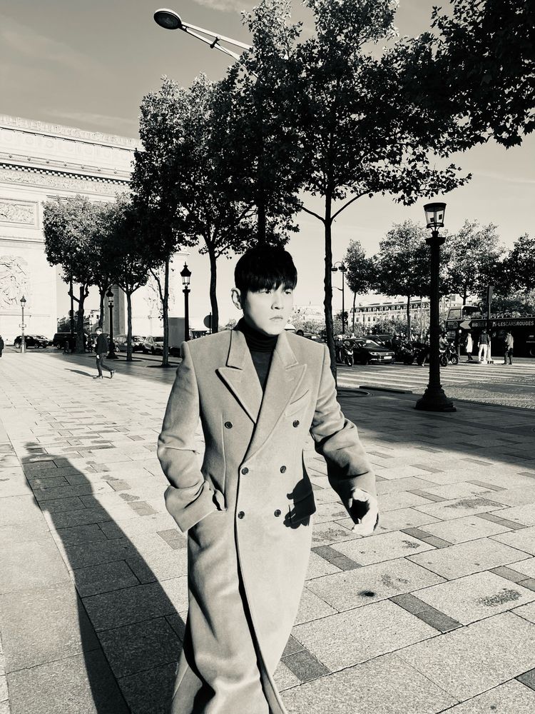 周杰倫搶先全球首穿的大衣,是BALENCIAGA旗下Garde-Robe系列2023春夏尚未上市的新鮮貨。品牌提供
