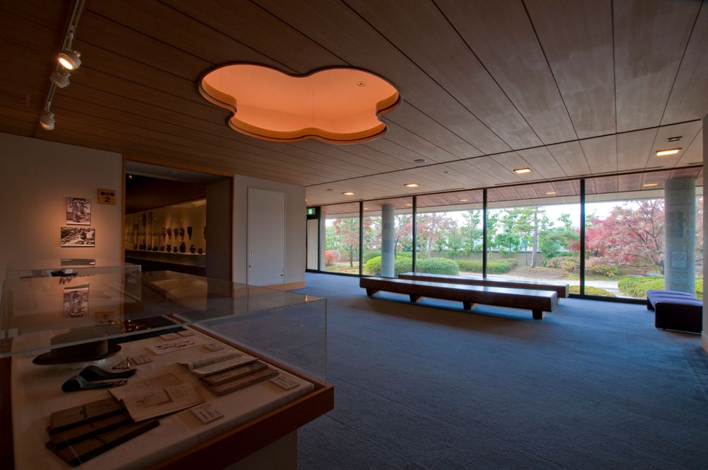 坐在開闊的展覽空間裡，安靜的端坐在大片落地窗前欣賞眼前的日式庭院美景，也是一種享受。J&T CONTENTS提供