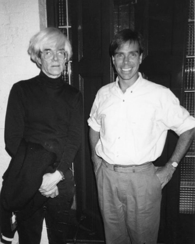 設計師Tommy Hilfiger(右)曾在1980年代造訪過普普藝術大師安迪沃荷的「銀色工廠」。翻攝tommyhilfiger IG