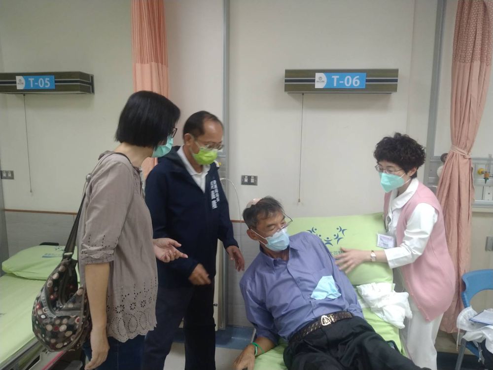 捷運局吳義隆局長及交通局張淑娟局長親自到醫院關心。市府提供