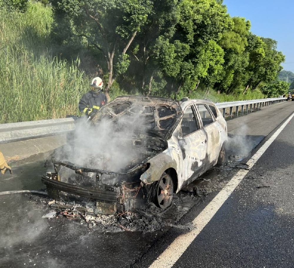 消防人员抢救。警方提供