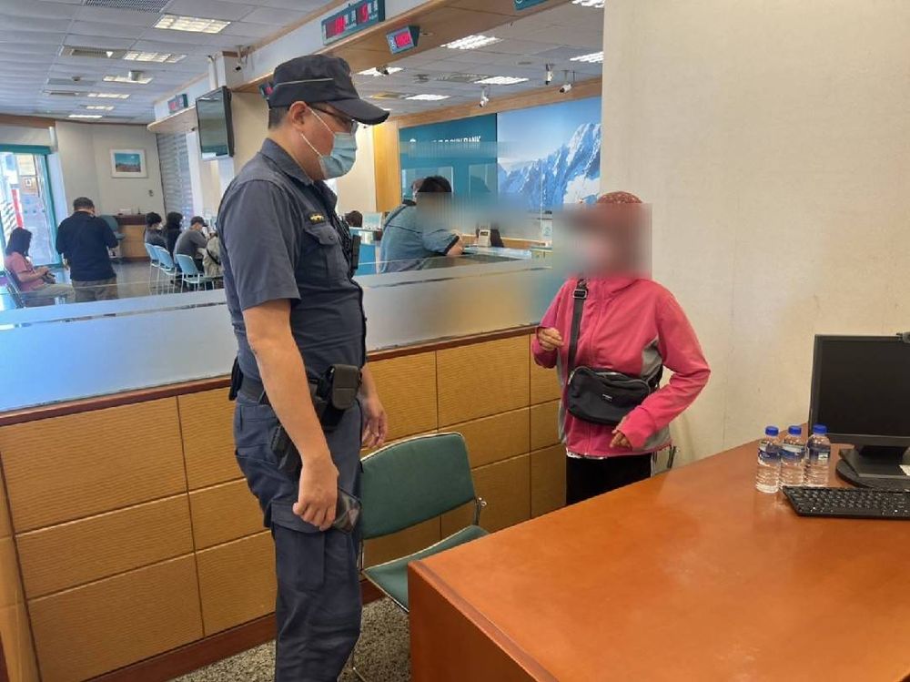 劉姓婦人相當感謝警方幫她保住積蓄。讀者提供