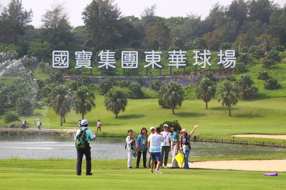 許多人首度踏進高爾夫球場搶拍照留念。主辦單位提供